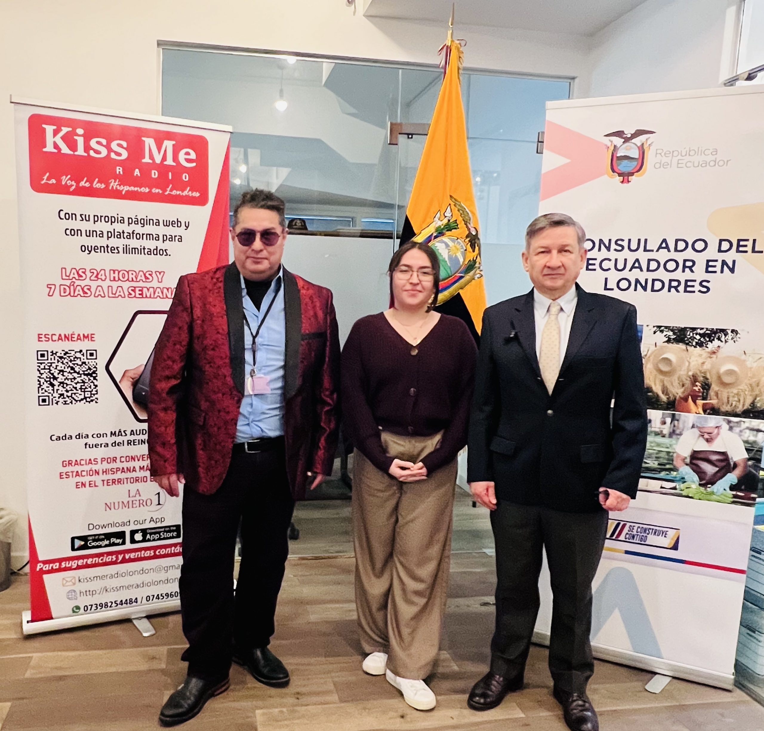 De izquierda a derecha: Marcelo Garzon,Director de KissMe Radio, Andriana Robles y José Miguel Vásconez, Consul de Ecuador en el Reino Unido.